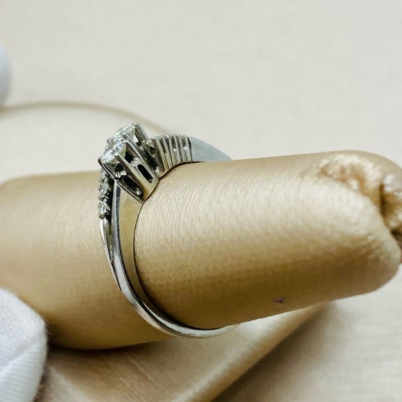 EUC Vintage 18k White Gold .28 ct tw Diamond Ring - Picture 8 of 17